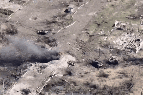Video quân đội Ukraine chặn đứng đoàn xe bọc thép Nga, bắn nổ 20 phương tiện