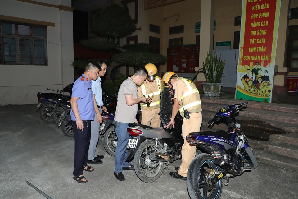 co quan cong an kiem tra phuong tien vi pham.jpeg