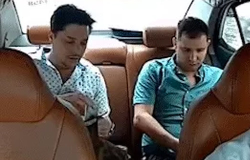 Khách Tây đưa nhầm tờ 500.000 đồng, phản ứng tài xế ở Hà Nội làm 'dậy sóng'