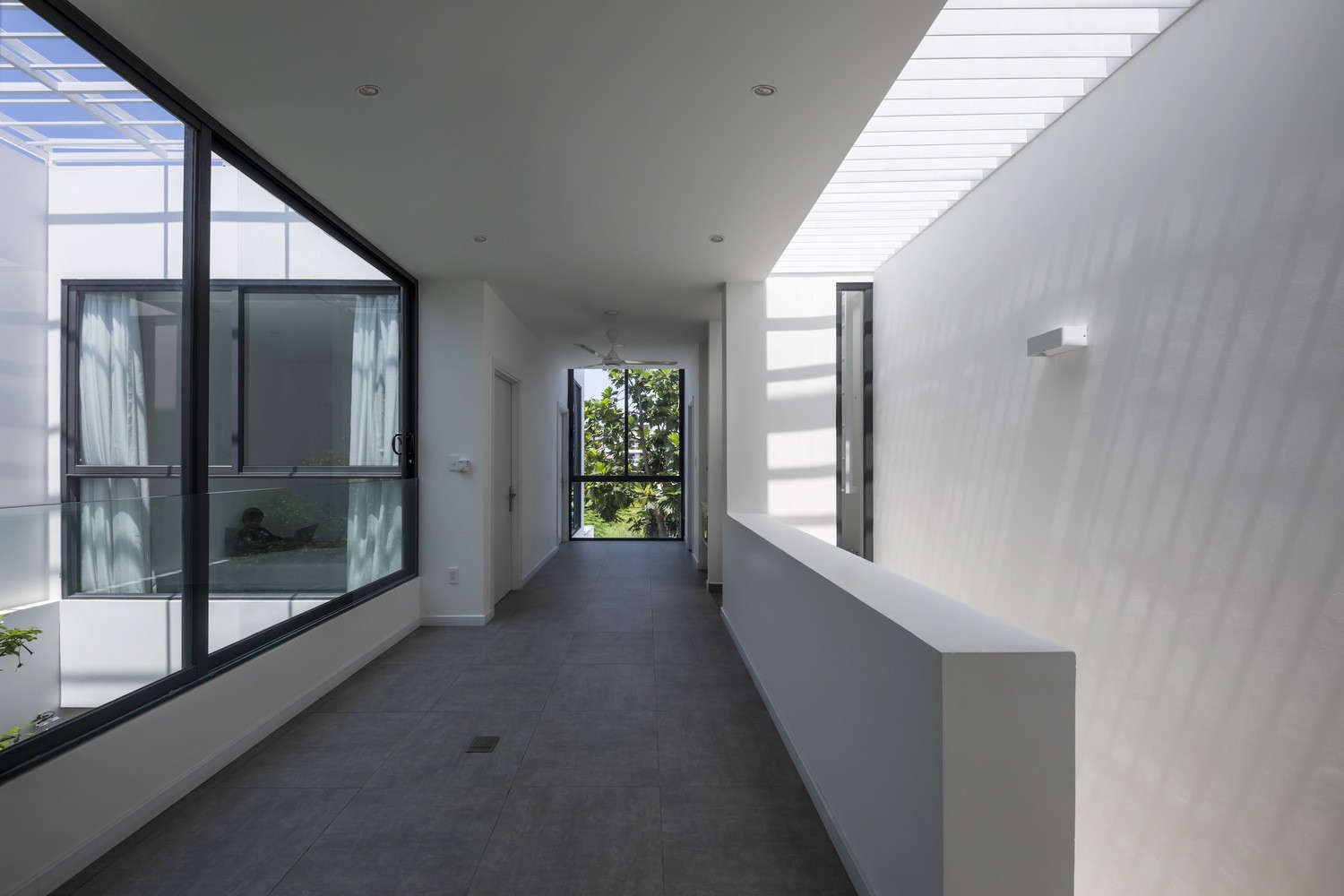 Hành lang tầng 2 rộng rãi, thông thoáng, ấn tượng chính bởi các đường nét tinh giản trong thiết kế.