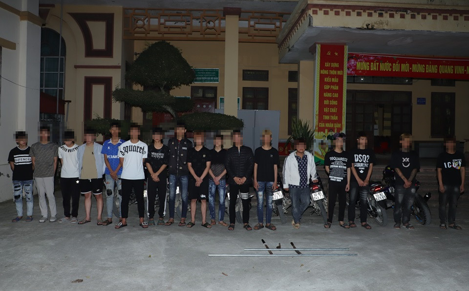 nhom thanh thieu nien tu tap dieu khien xe toc do cao lang lach danh vong.jpg