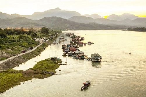 Peaceful fishing village on Da River