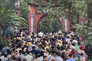700.000 lượt khách đổ về Đền Hùng ngày Chủ nhật