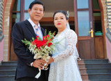 Bản tin sáng 14/4: Cô dâu U60 tái hôn, hàng xóm 'tài trợ' áo cưới, loa đài