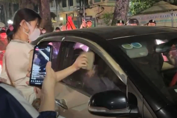 Hà Nội: Nghi chồng chở nhân tình, người phụ nữ dùng gạch đập kính ô tô