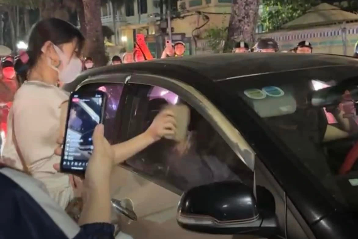 Hà Nội: Nghi chồng chở nhân tình, người phụ nữ dùng gạch đập kính ô tô - 1