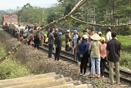 Hai chị em gái tử vong khi đi xe đạp điện băng qua đường sắt