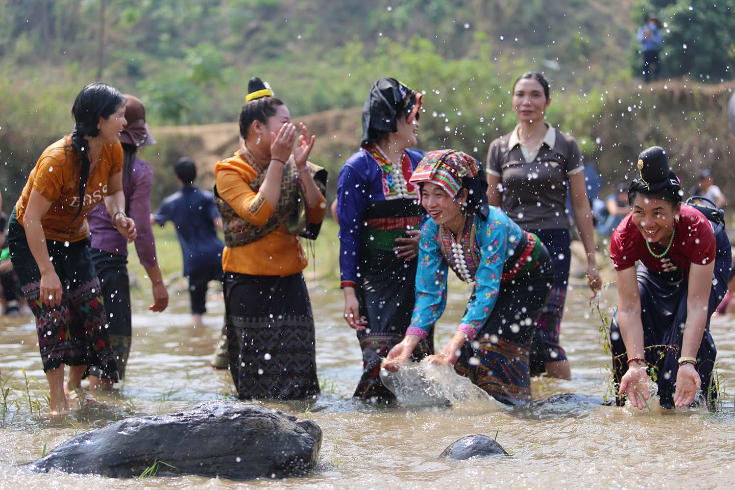 Ngắm thiếu nữ nô đùa trong lễ hội &apos;khi đi khô ráo, ra về ướt đẫm&apos; ở Điện Biên