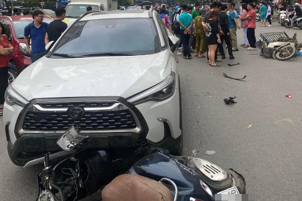 2 người bị thương do nữ tài xế gây tai nạn liên hoàn ở Hà Nội