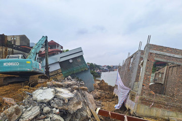 Bắc Ninh tháo dỡ 10 căn nhà bị sụt lún ven sông Cầu