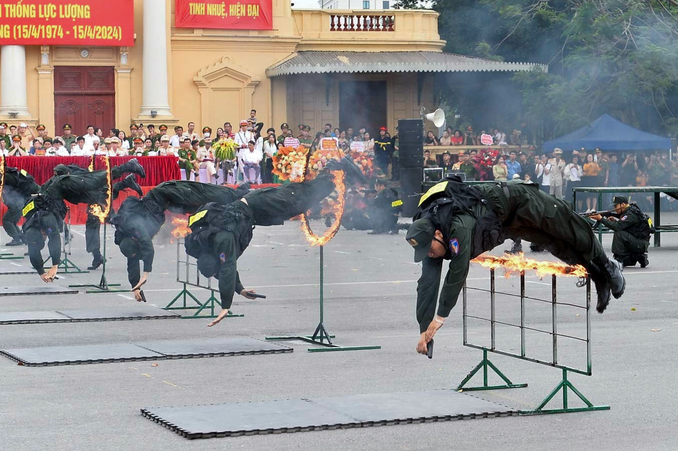 Dân trầm trồ trước màn công diễn trấn áp tội phạm của Cảnh sát cơ động Hải Phòng