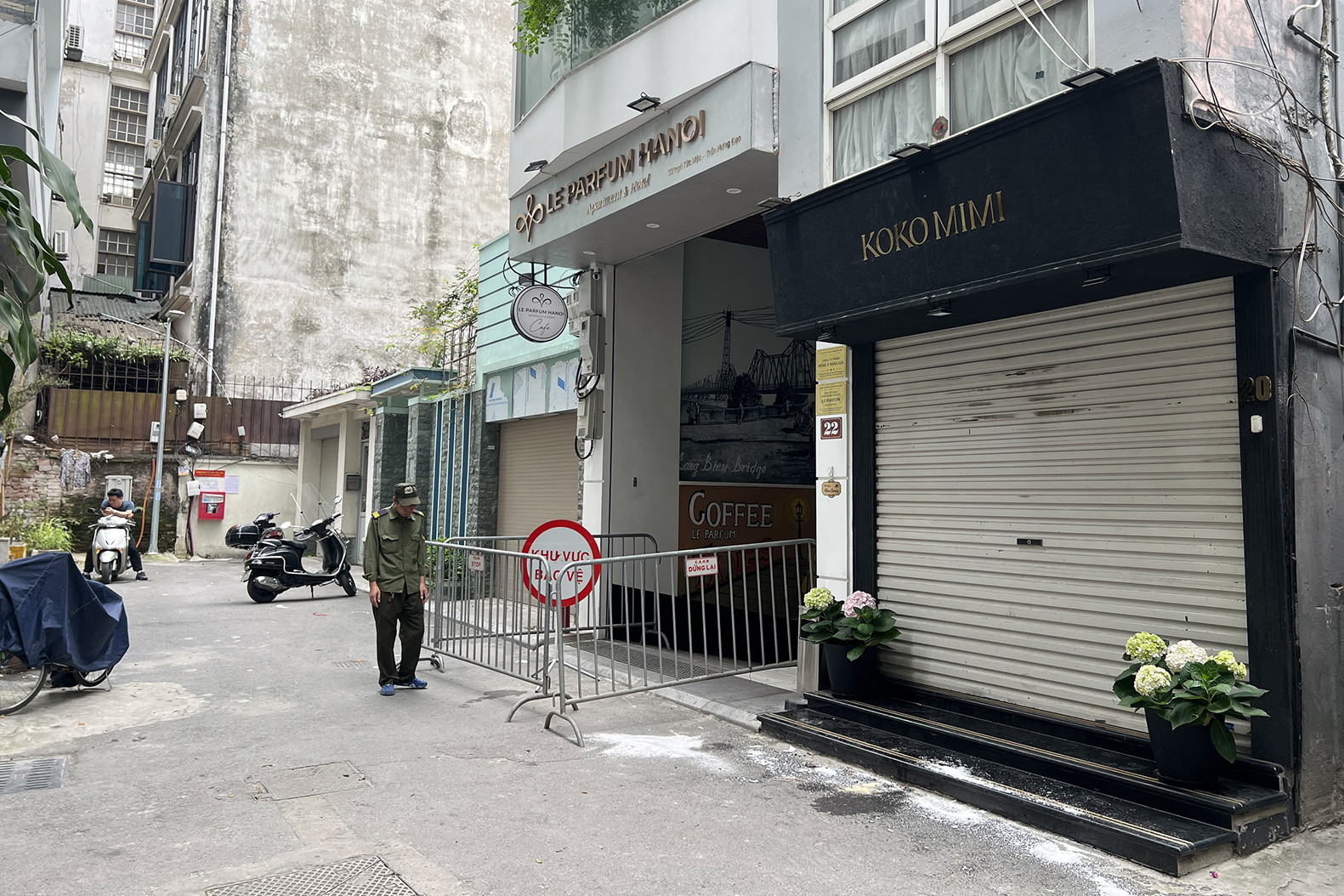 Hà Nội: Sập mái kính nhà 8 tầng ở ngõ Tức Mạc, 2 người chết