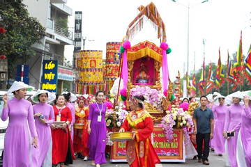 Hơn 1.000 người tham gia gìn giữ nghi lễ rước kiệu ở đền Mẫu Phố Cò