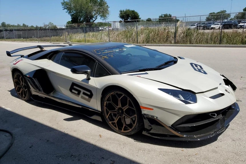 Siêu xe Lamborghini Aventador SVJ 63 vỡ nát được đấu giá