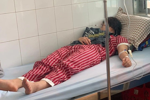 Nữ sinh lớp 12 ở Bình Phước bị nhóm bạn học đánh nhập viện
