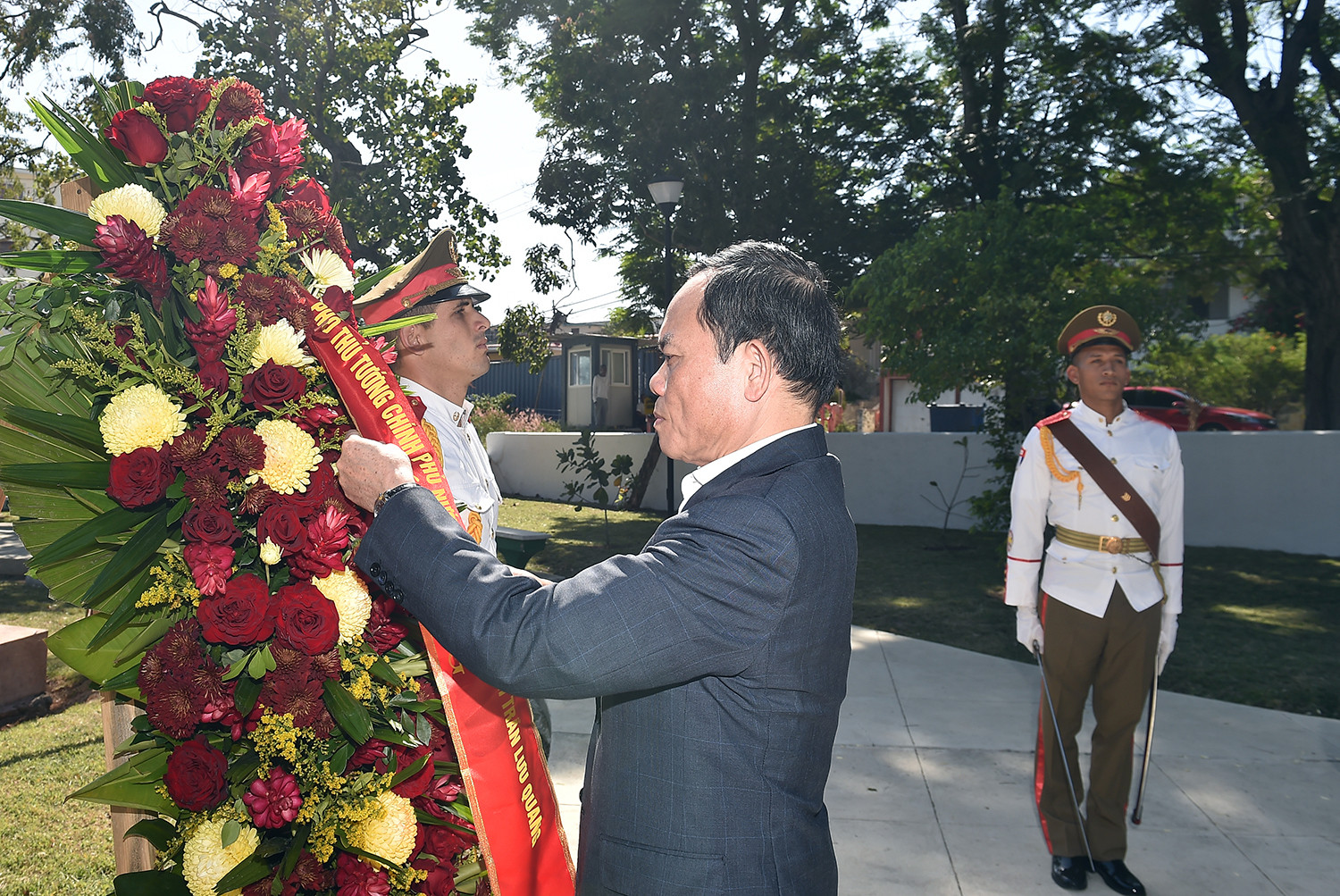 Phó Thủ tướng Trần Lưu Quang dâng hoa tưởng niệm Chủ tịch Hồ Chí Minh tại Thủ đô La Habana - Ảnh 1.