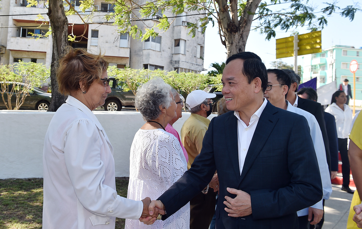 Phó Thủ tướng Trần Lưu Quang dâng hoa tưởng niệm Chủ tịch Hồ Chí Minh tại Thủ đô La Habana - Ảnh 2.