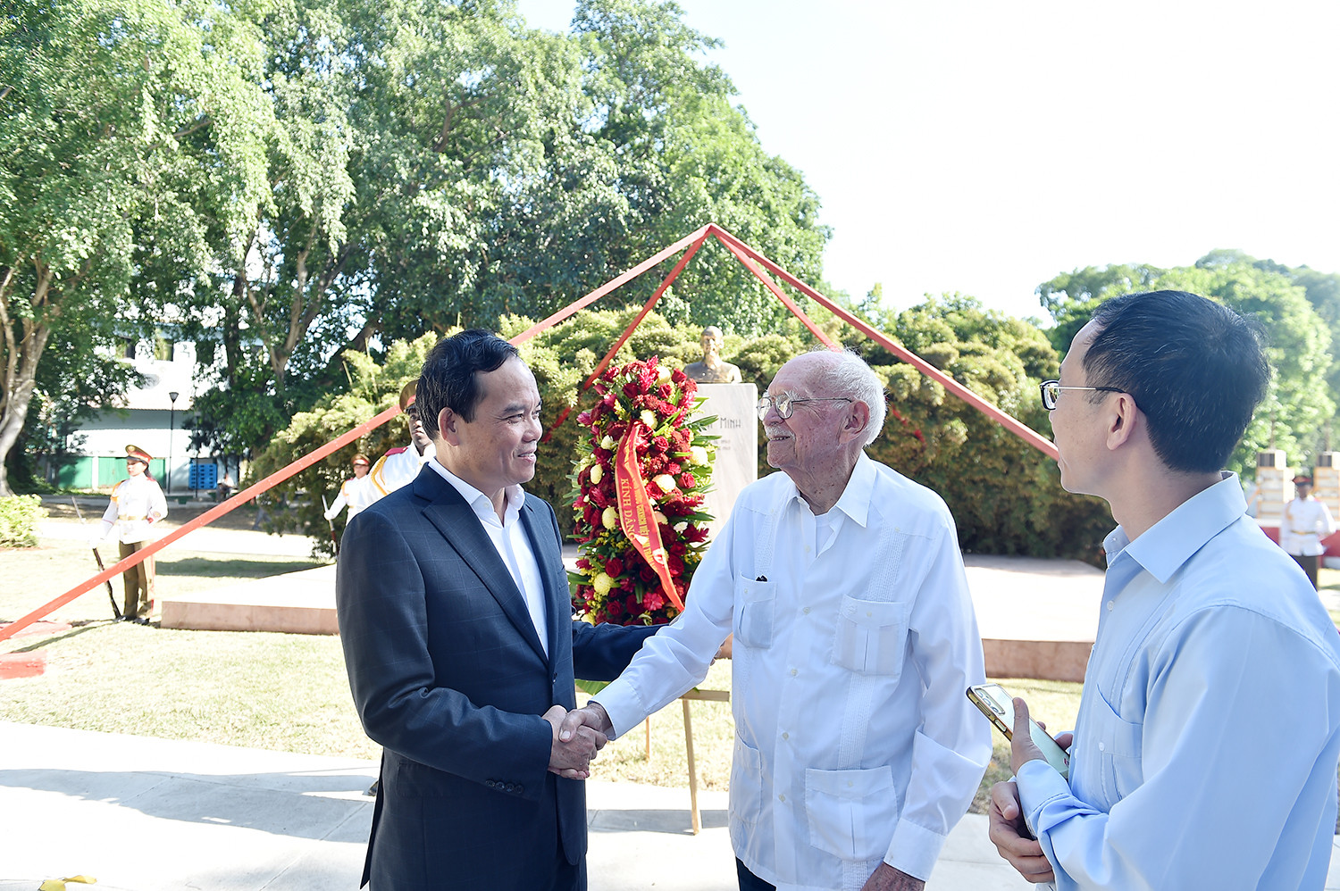 Phó Thủ tướng Trần Lưu Quang dâng hoa tưởng niệm Chủ tịch Hồ Chí Minh tại Thủ đô La Habana - Ảnh 3.