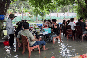 Quán ăn độc lạ ở TP.HCM, nhân viên bì bõm lội nước, khách vừa ăn vừa 'ngâm chân'