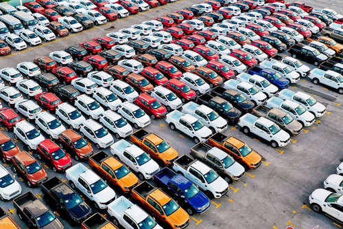 Thị trường ô tô chưa thoát khỏi suy thoái, giá xe tiếp tục giảm