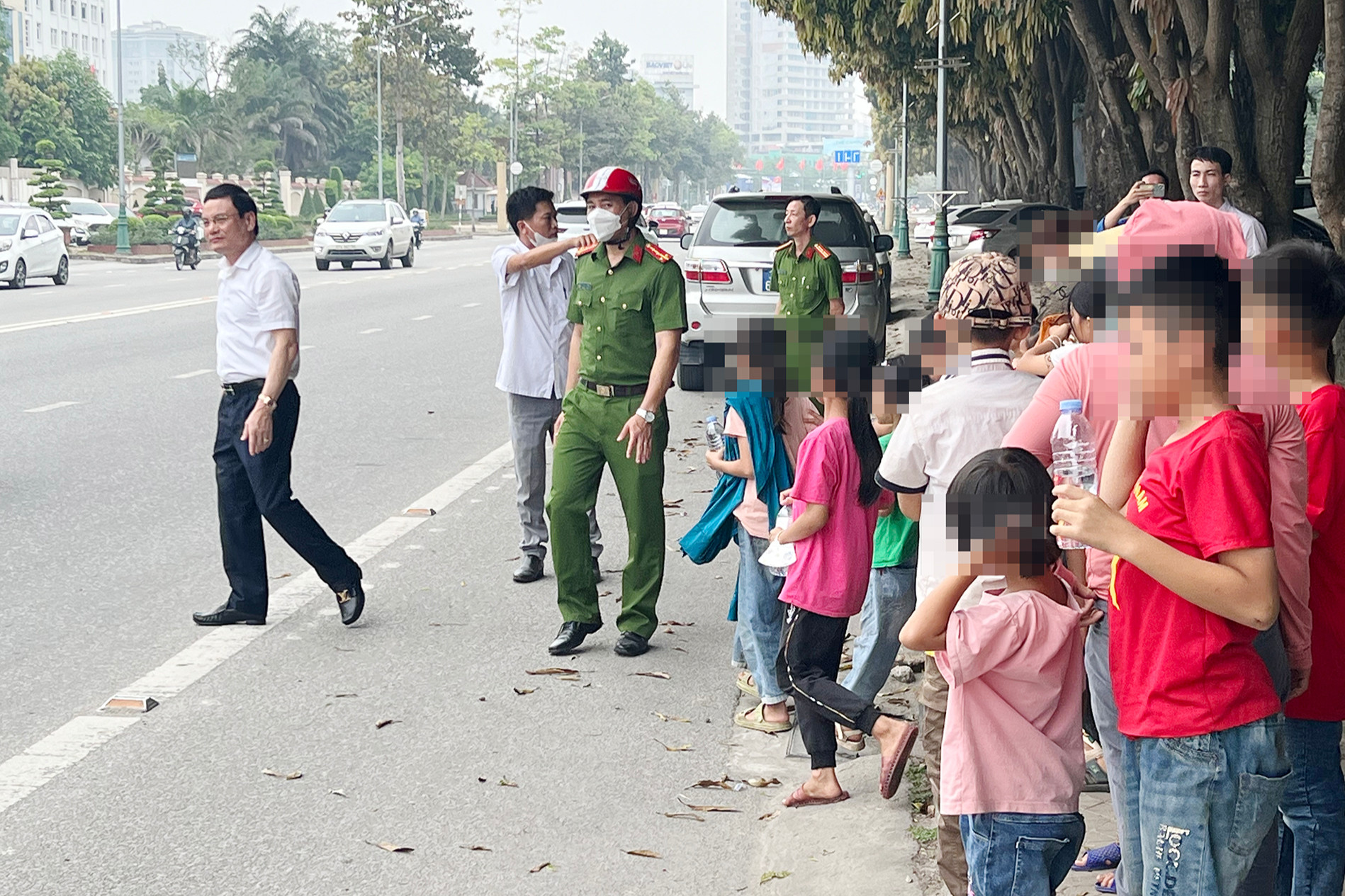 Trường mới xa hơn 2km, phụ huynh đưa con đến trụ sở UBND tỉnh phản đối sáp nhập