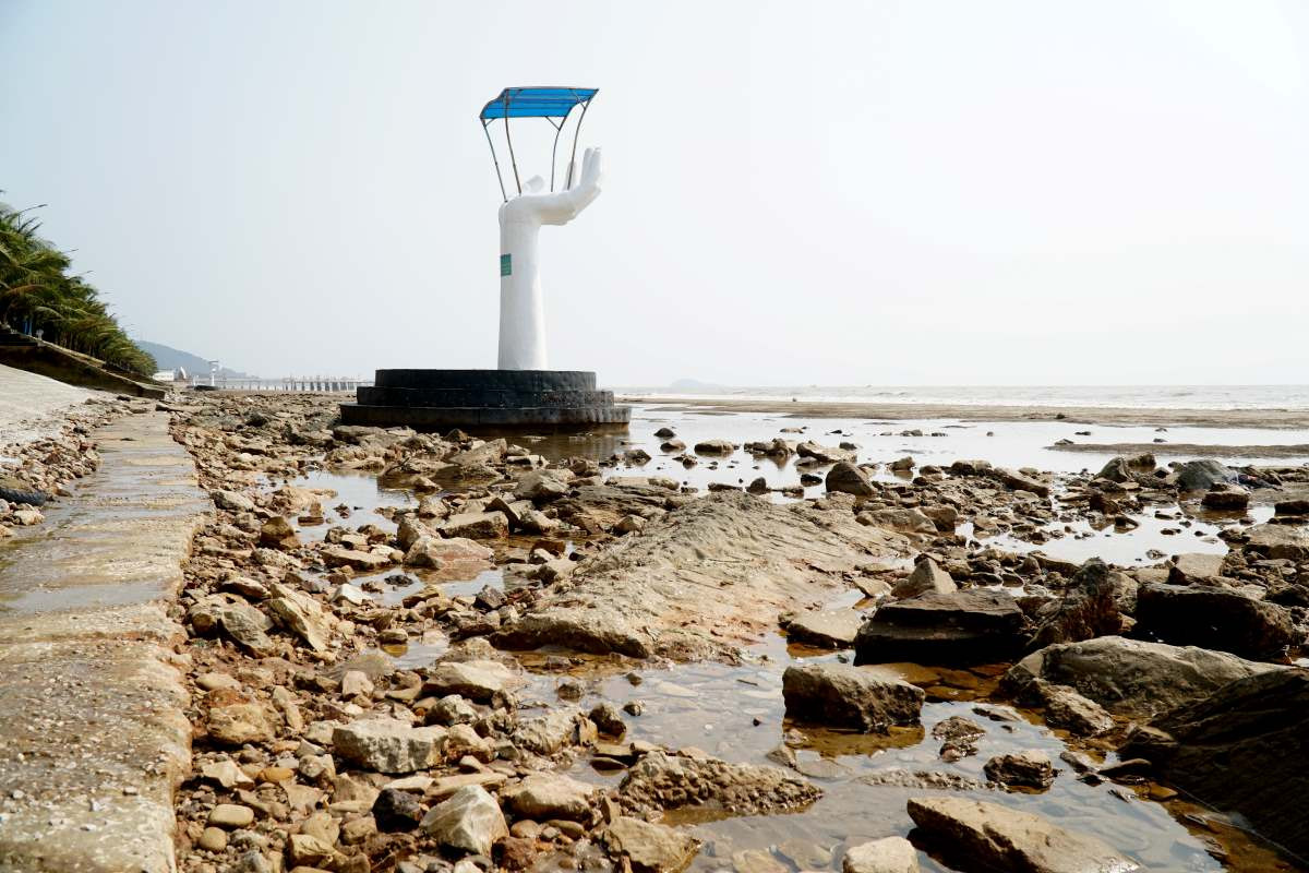 Bãi biển du lịch ở Thanh Hóa &apos;mọc&apos; đầy đá nham nhở và ‘bẫy chông&apos; sắt