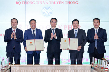 Bộ TT&TT trao giấy phép kinh doanh dịch vụ 5G cho Viettel và VNPT