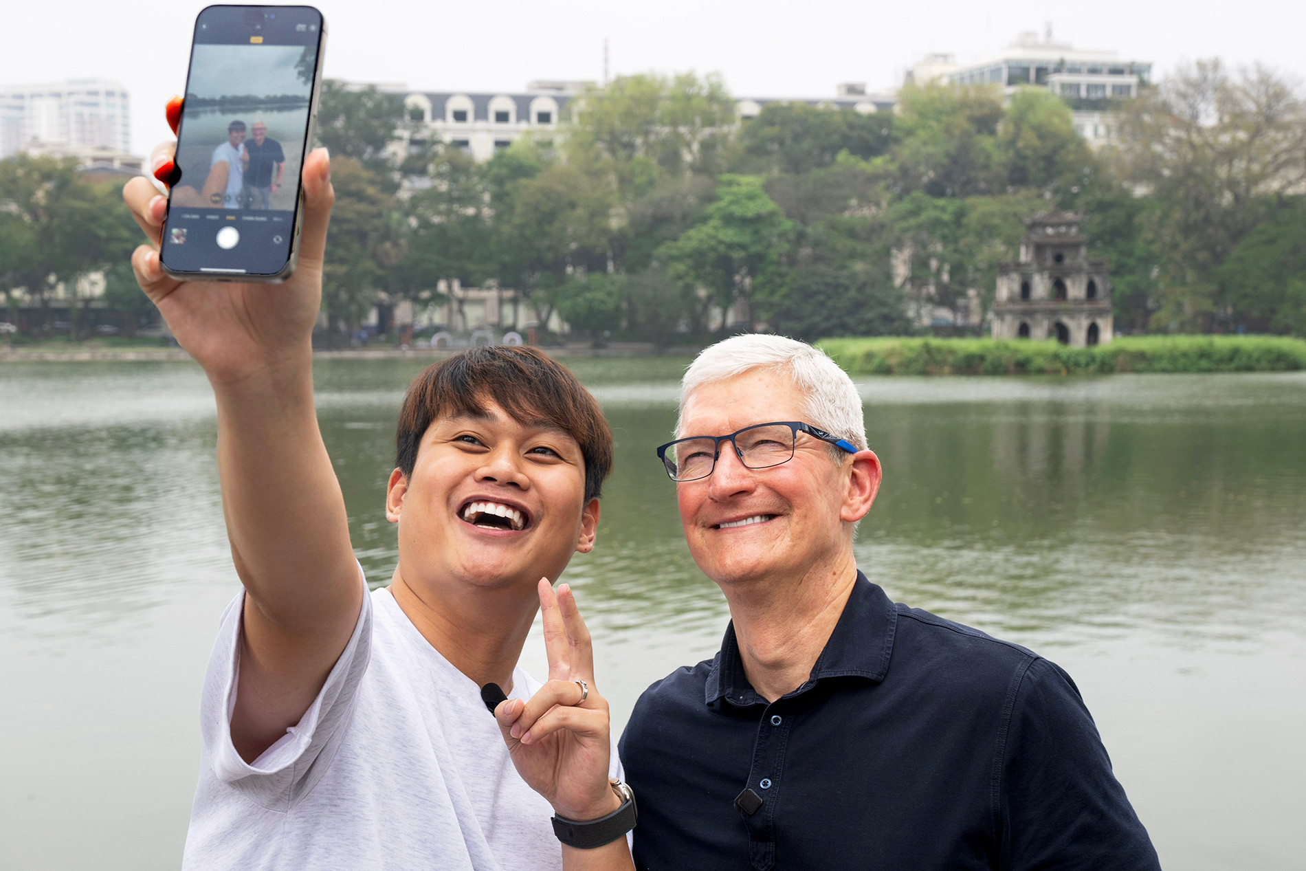 Chàng trai thả bộ Hồ Gươm, kể chuyện rùa thần cho Tim Cook