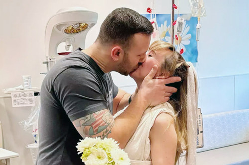Chiếc váy cưới đặc biệt của người phụ nữ kết hôn trong bệnh viện