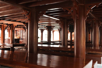 Ngôi nhà sàn được làm từ 500 khối gỗ lim, mất hơn 2 năm mới hoàn tất