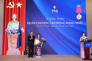 PNJ và bà Cao Thị Ngọc Dung đón nhận Huân chương Lao động hạng nhất