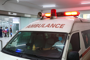 Tai nạn kinh hoàng khiến người đàn ông phải đi cấp cứu khi đang làm việc