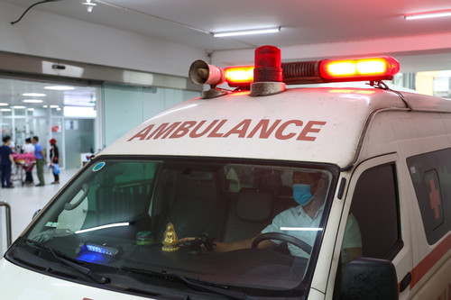 Tai nạn kinh hoàng khiến người đàn ông phải đi cấp cứu khi đang làm việc