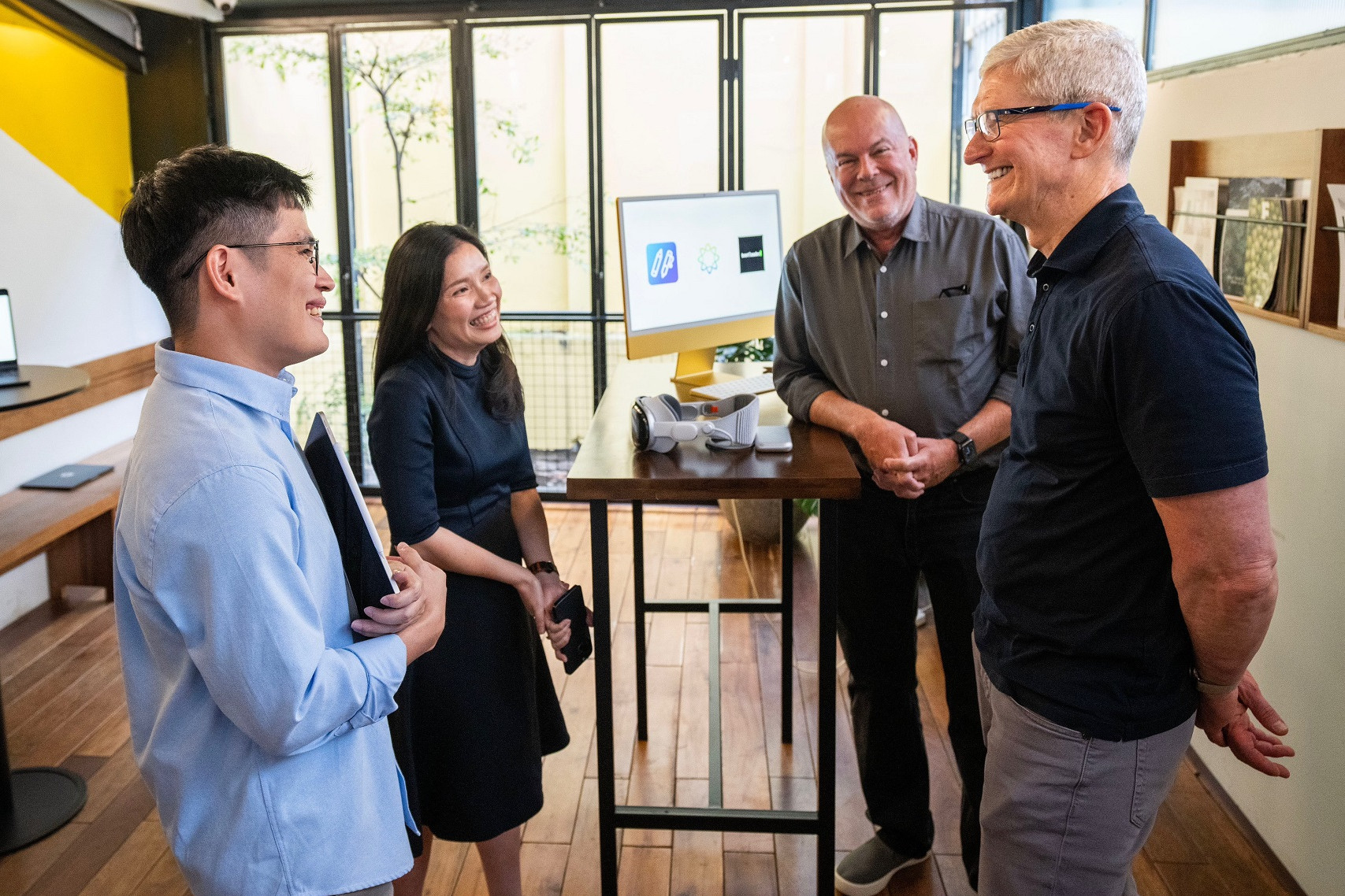 Tim Cook đến Việt Nam, báo quốc tế nói gì?