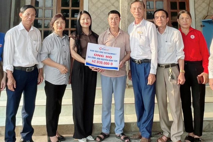 Trao gần 43 triệu đồng tới gia đình anh Nguyễn Đình Tám ở Hà Tĩnh
