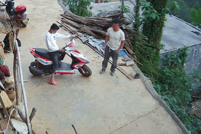 Xe máy bất ngờ vọt ga kéo theo 2 người đàn ông rơi xuống vách đá