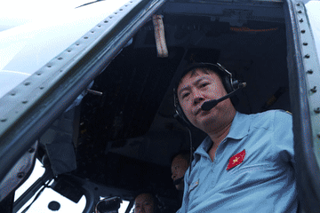 Xem phi đội máy bay tập luyện treo cờ chào mừng 70 năm chiến thắng Điện Biên Phủ