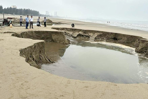 Xuất hiện hố sâu ở bãi tắm Cửa Lò do hút trái phép 500m3 cát