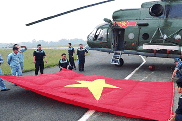 9 trực thăng chào mừng 70 năm chiến thắng Điện Biên Phủ căng cờ thế nào?