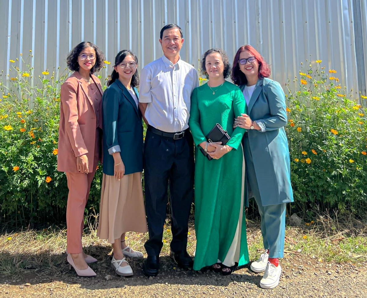 anh 6 dam cuoi 3 chi em.jpg