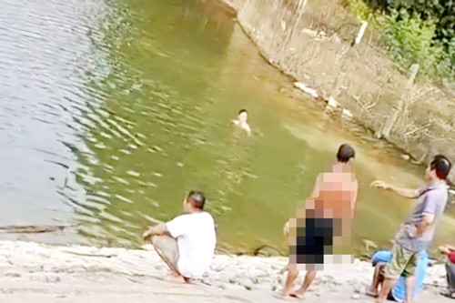 Chụp ảnh bên bờ đập, 2 nữ sinh ngã xuống nước chết đuối