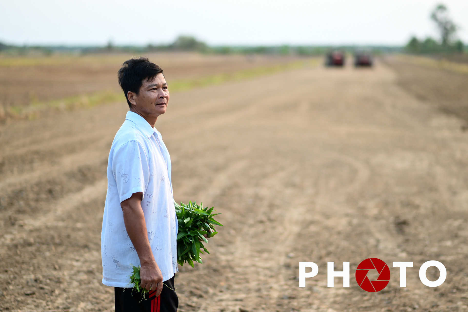 Đường sạt lở, kênh rạch trơ đáy, người miền Tây thẫn thờ nhìn tài sản 'bốc hơi'