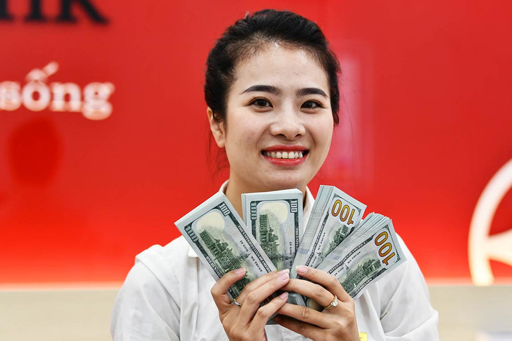 Giá USD ngân hàng lên kịch trần, vượt 25.400 đồng