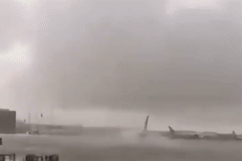 Mưa lớn làm sân bay quốc tế Dubai bị ngưng trệ, máy bay bì bõm 'lội' trong nước