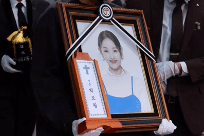 Tang lễ đẫm nước mắt của nữ ca sĩ qua đời ở tuổi 30 Park Boram