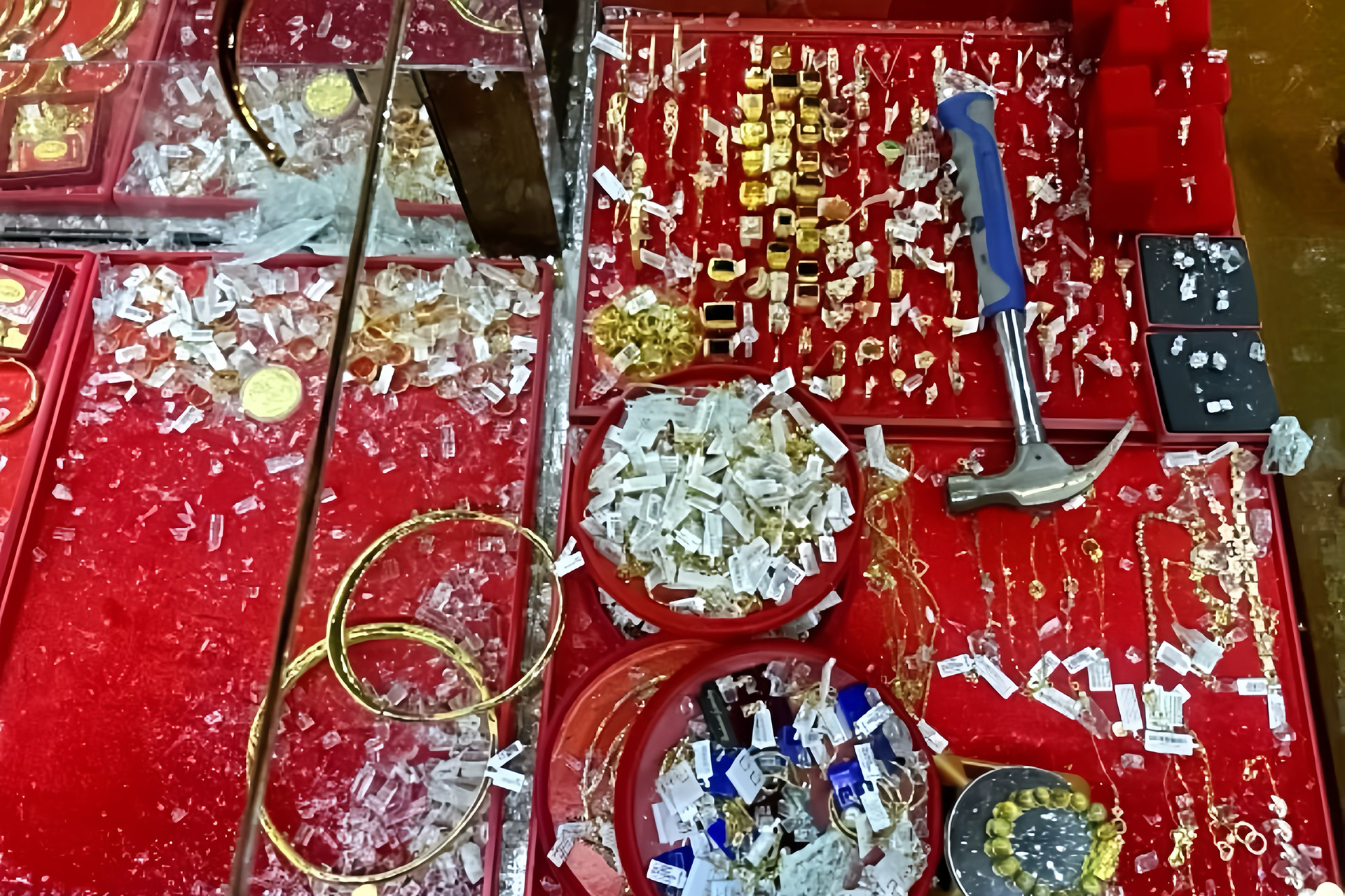 Truy bắt kẻ dùng búa đập vỡ kính, cướp tiệm vàng ở Hà Tĩnh
