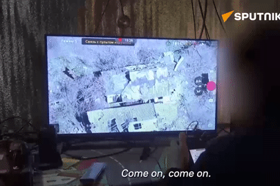 Video lính Nga đột kích cứ điểm của Ukraine theo chỉ đạo qua &apos;mắt thần&apos;