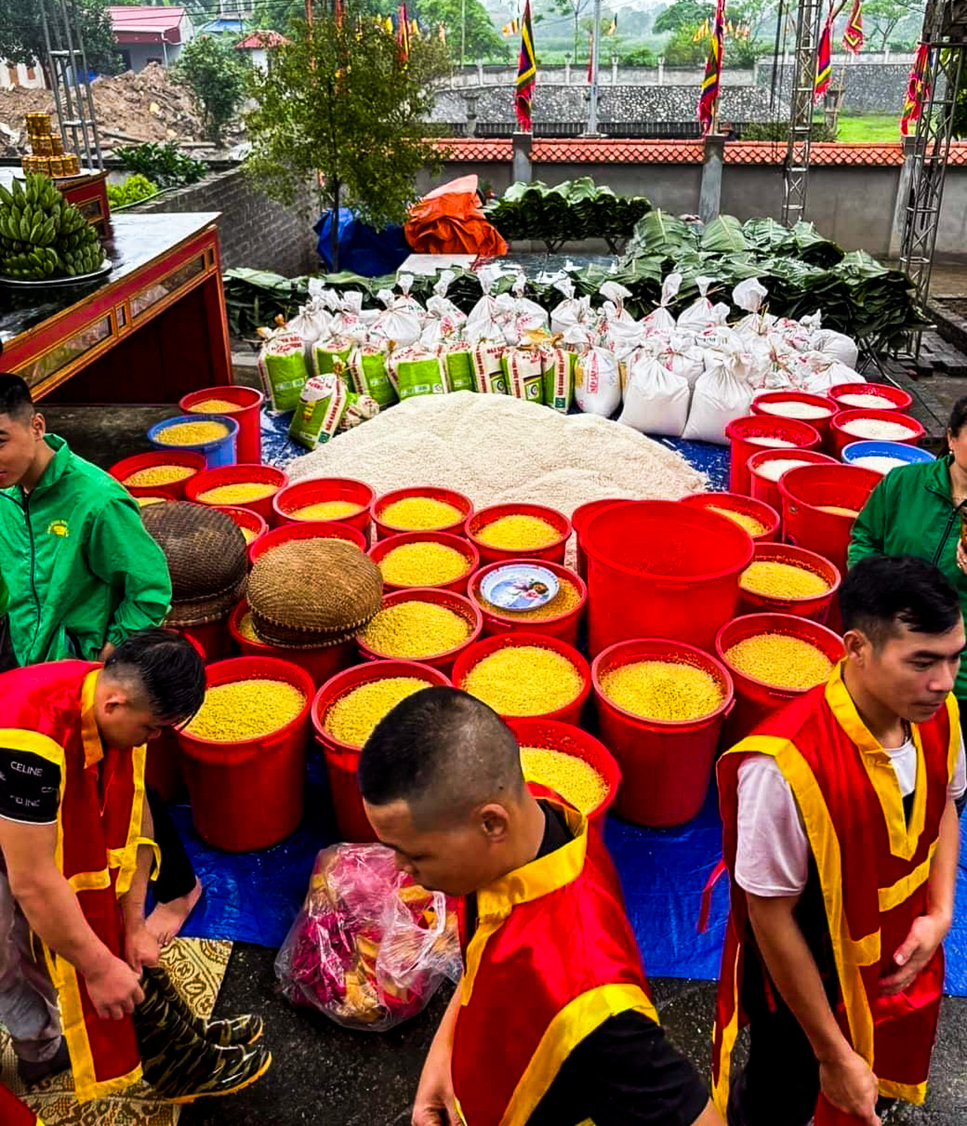 Cả làng ở Hưng Yên góp gạo làm bánh chưng nặng 7 tấn, luộc liên tục 4 ngày