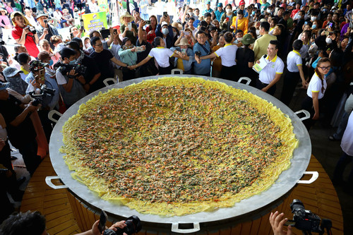 Cận cảnh chiếc bánh xèo 3m đãi 1.000 thực khách