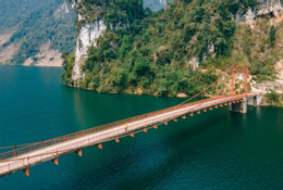 Cầu treo vắt ngang dòng sông xanh biếc, cảnh đẹp như tranh ở Điện Biên